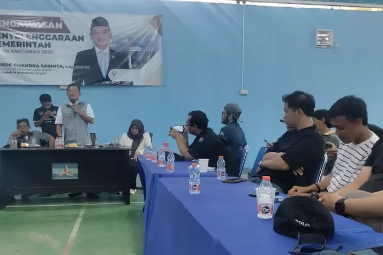 Anggota DPRD dari Fraksi Demokrat Jawa Barat, Dede Chandra Sasmita saat berdiskusi dengan awak media di lapangan indoor DPC Demokrat Kabupaten Bogor pada Senin, 17 November 2025.