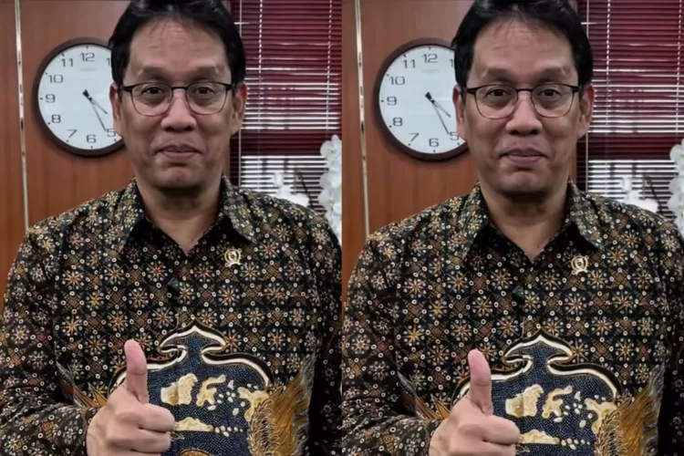 Menteri Keuangan (Menkeu) Purbaya Yudhi Sadewa mengenakan batik baru berlogo garuda karya UMKM lokal (Tiktok/@purbayayudhis)