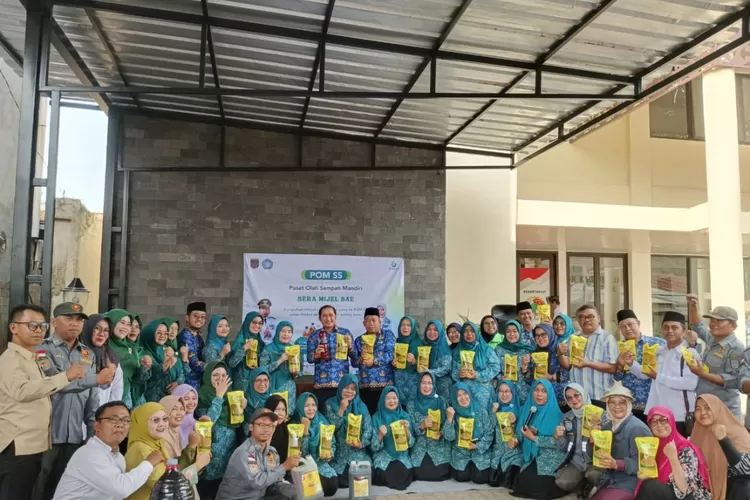 Aparatur Kelurahan Pondok Petir, bersama Camat Bojongsari dan seluruh stakeholder saat mendampingi Wakil Walikota Depok Chandra Rahmansyah saat meninjau POM SS Kelurahan Pondok Petir, Kecamatan Bojongsari, Kota Depok, Senin (17/11). (RISKY DWI LESTARI/RADAR DEPOK)