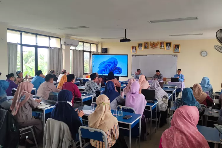 Pelaksanaan pemilihan Ketua MGMP periode 2025&ndash;2028 dan Desiminasi Coding,AI dan Augmented Reality, di SMPN 26 Depok (ANDIKA EKA/RADAR DEPOK)