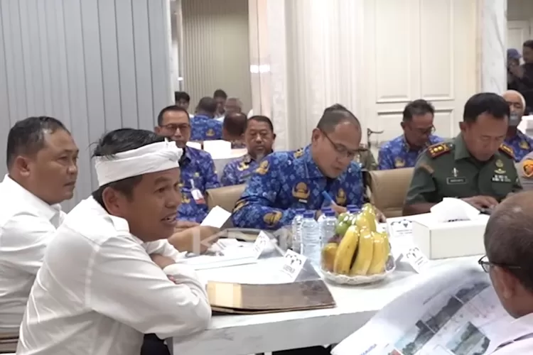 Gubernur Jawa Barat, Dedi Mulyadi saat rapat pematokan bersama bersama sejumlah instansi pusat dan daerah, seperti Jasa Marga, Kementerian PUPR, BBWS, serta PJT (Tangkapan layar Youtube Kang Dedi Mulyadi Channel)
