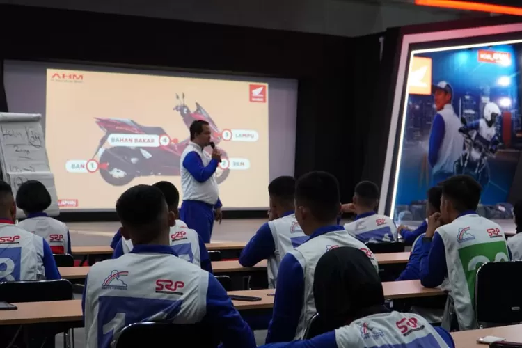 nstruktur Safety Riding Honda memberikan pelatihan keselamatan berkendara di AHM Safety Riding Park, Deltamas kepada Pejuang Muda Keselamatan Jalan Indonesia (10-13/11)