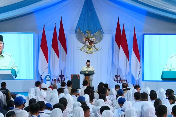 Presiden RI, Prabowo Subianto dalam kunjungan kerja ke SMP Negeri 4 Bekasi untuk program Digitalisasi Pembelajaran untuk Indonesia Cerdas (Tangkapan layar Youtube Sekretariat Presiden)