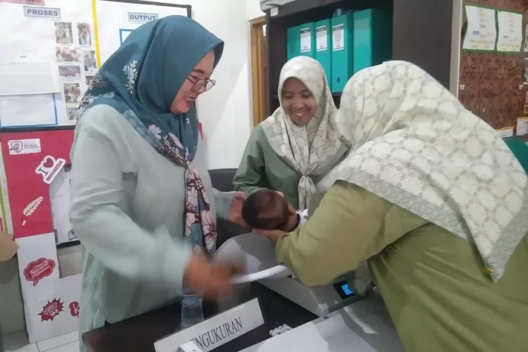 Kader Posyandu saat melangsungkan pemberian obat cacing di Posyandu Kangkung RW2, Kelurahan Pondok Cina, Kecamatan Beji, Kota Depok, Selasa (18/11). (RISKY DWI LESTARI/RADAR DEPOK)