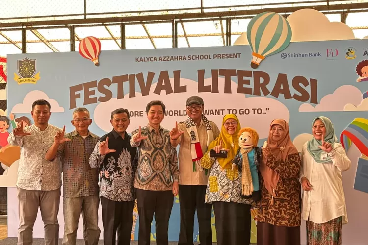Kepala Dinas Pendidikan (Disdik) Kota Depok, Siti Chaerijah Aurijah saat membuka acara Festival Literasi di Kalyca Azzahra School, Kelurahan Sukatani, Kecamatan Tapos, berapa waktu lalu. (ANDIKA EKA/RADAR DEPOK)
