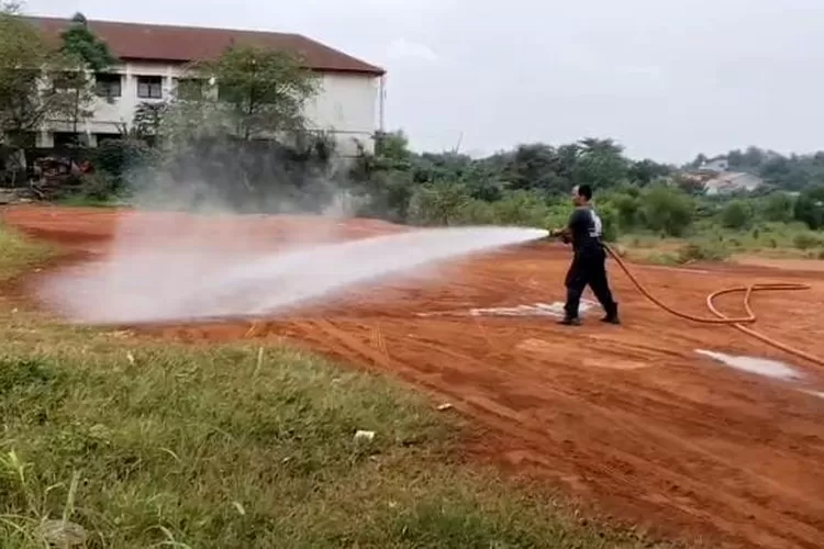 Tanah merah yang terdapat pada progres pembangunan perumahan Gardens persis depan SDN Curug 1 RW6 Kelurahan Curug, Kecamatan Bojongsari, Kota Depok, Rabu (19/11). (RISKY DWI LESTARI/RADAR DEPOK)