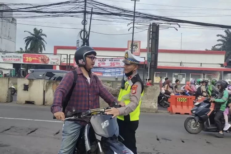 Unit lalu lintas Polsek Bojongsari, Kecamatan Bojongsari, Kota Depok saat melaksanakan Operasi Zebra Jaya 2025 di simpang tiga Tugu Kelurahan Sawangan Baru, Rabu (19/11).  (DOKUMEN POLSEK BOJONGSARI/RADAR DEPOK)