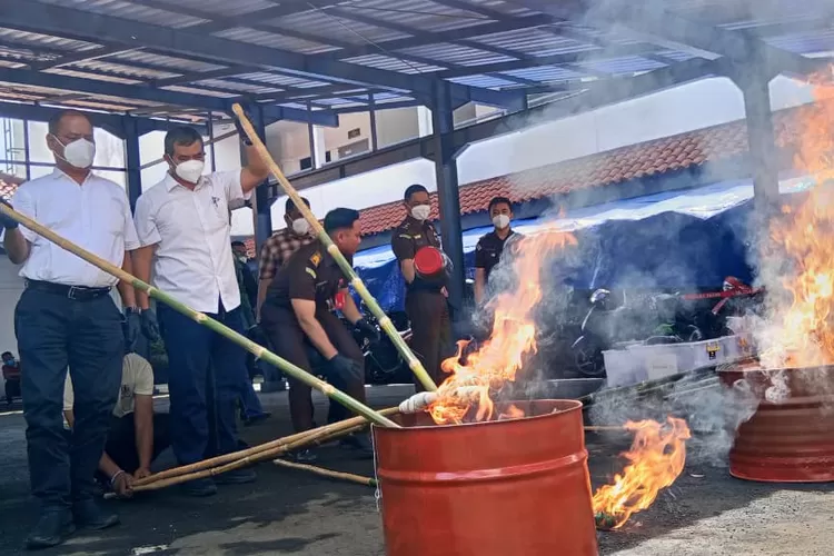 Kejaksaan Negeri (Kejari) Depok melaksanakan pemusnahan barang bukti yang berkekuatan hukum tetap di Galeri Pemulihan Aset Kejari Depok, Jalan Siliwangi, Pancoranmas, Rabu (19/11). (ALDY RAMA/RADAR DEPOK)