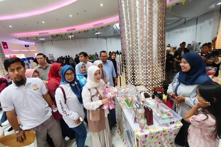 Ketua Dekranasda Kota Depok, Siti Barkah Hasanah, meninjau sentra UMKM.  (RISKY DWI LESTARI/RADAR DEPOK)