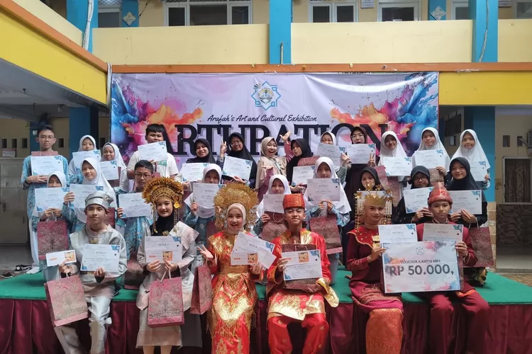 Foto bersama usai pembagian hadiah pada kegiatan Arturation)yang dilaksanakan SMPIT Arafah, yang terletak di Jalan Pekapuran, Kelurahan Sukamaju Baru, Kecamatan Tapos. (ANDIKA EKA/RADAR DEPOK)