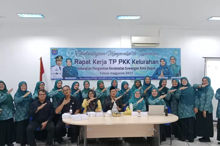 Lurah Pengasinan, Ari Andriana Wijaya bersama Tim Penggerak PKK Kelurahan Pengasinan, Kecamatan Sawangan, Kota Depok saat melaksanakan kerja (raker) di aula kantor kelurahan, Kamis (20/11). (RISKY DWI LESTARI/RADAR DEPOK)