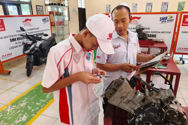 Para siswa SMK mitra binaan AHM sedang mengikuti seleksi uji praktik pada gelaran Festival Vokasi Satu Hati (FEVOSH) 2026