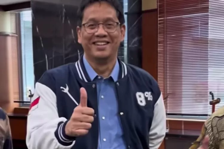 Menkeu Purbaya Yudhi Sadewa terlihat mengenakan jaket baru karya UMKM asal Kabupaten Bogor (Tiktok/@purbayayudhis)