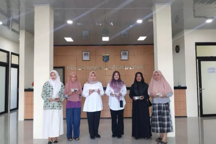 Aparatur Kelurahan Duren Mekar, Kecamatan Bojongsari, Kota Depok saat foto bersama sebelum pendistribusian Pemberian Makanan Tambahan (PMT) hari ke 39, Rabu (19/11). (RISKY DWI LESTARI/RADAR DEPOK)