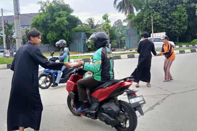 Penampakan Jalan Juanda Raya, Kelurahan Cisalak, Kecamatan Sukmajaya, Kota Depok pada siang hari, beberapa waktu lalu. (GERARD SOEHARLY/RADAR DEPOK)