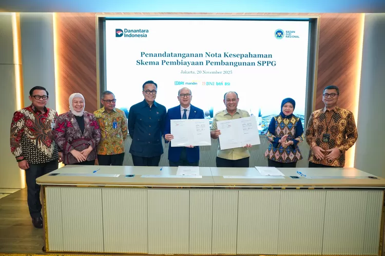 Kepala BGN, CEO Danantara, serta jajaran bank himbara teken Nota Kesepahaman (MoU) perkuat pembiayaan pembangunan SPPG pada Program MBG di Menara Danantara, Jakarta, pada Kamis (20/11/2025). (bgn.go.id)