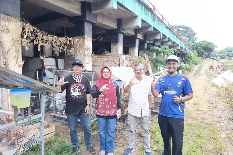 Ketua IJTI Depok, Iyung Rizki (paling kiri), menunjukan lokasi peternakan ayam petelur di lahan garapan K3D, di Jalan Juanda. (ist)