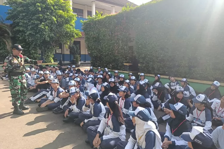 Pelaksanaan LDKS SMPN 2 Depok, di halaman sekolahnya, yang terletak di Jalan Bangau Raya, Kelurahan Depok Jaya, Kecamatan Pancoranmas. (ANDIKA EKA/RADAR DEPOK)
