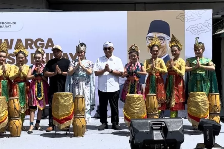 Anggota DPRD Jawa Bara Fraksi Partai Golkar, Samsul Hidayat saat foto bersama dengan pelaku seni dalam acara Sapa Warga Berbasis Budaya Bersama Samsul Hidayat yang diberlangsung di Desa Petir, Kecamatan Dramaga, Kabupaten Bogor.  (DOKUMEN TIM SAMSUL HIDAYAT)