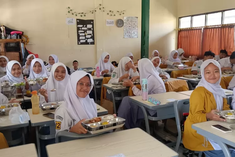 Ekspresi siswa siswi MAN 1 Bogor saat menerima Makan Bergizi Gratis atau MBG. Ada sebanyak 1.267 murid yang menerima progam tersebut.&nbsp; (ANDIKA EKA/RADAR DEPOK)