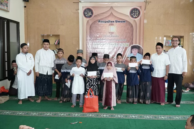 Pengajian dan Maulid Nabi SAW 1447H yang disertai santunan anak yatim di Masjid Al-Muttaqien RW11 Kelurahan Pasir Putih, Kecamatan Sawangan, Kota Depok, Minggu (23/11). (RISKY DWI LESTARI/RADAR DEPOK)