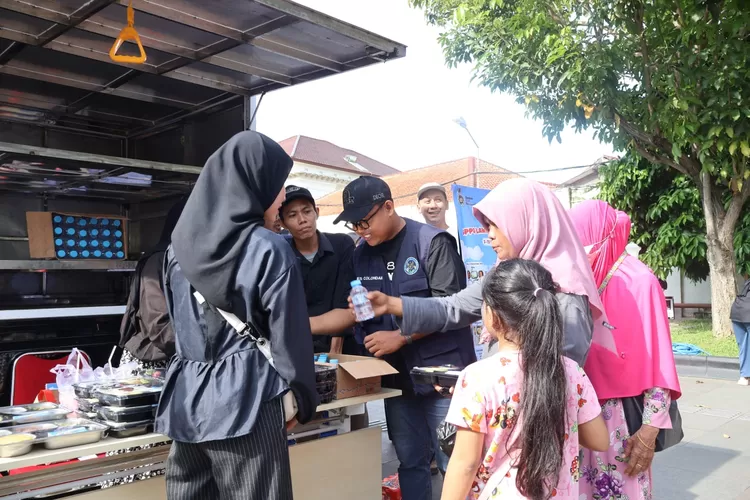 Showcase dan Pembagian Program Makan Bergizi Gratis (MBG) pada gelaran Car Free Day (CFD) di halaman rumah dinas Wali Kota Solo, Loji Gandrung, Minggu (23/11) (bgn.go.id)