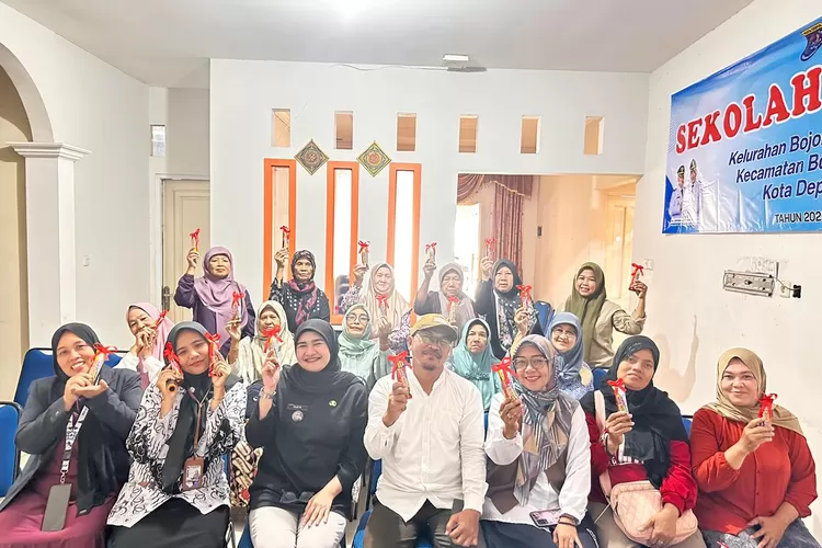 Prosesi belajar pada Sekolah lansia Selantang Senja Kelurahan Bojongsari Baru, Kecamatan Bojongsari, Kota Depok, Selasa (25/11). (RISKY DWI LESTARI/RADAR DEPOK)