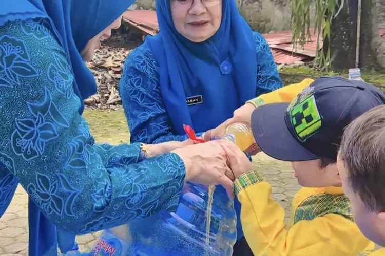 Siswa Paud antusias memasukan mijel kedalam drum yang dibawa Pokja II TP PKK Kelurahan Cimpaeun, Kecamatan Tapos, Kota Depok, beberapa waktu lalu.  (AGNESYA WIANDA/RADAR DEPOK)