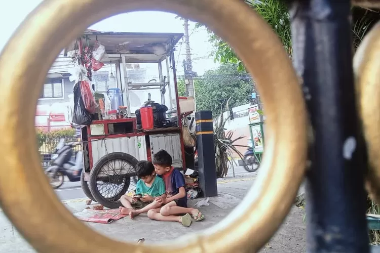 Ilustrasi sejumlah bocah memainkan gawainya di depan Kantor Kecamatan Pancoranmas, Kota Depok, Kota Depok. (GERARD SOEHARLY/RADAR DEPOK)
