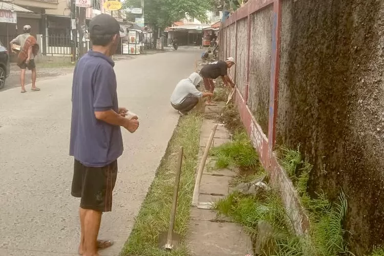 Sampah berserakan yang sedang dibersihkan oleh Ketua RW2 dan beberapa warganya di sisi depan SDN Curug 3, RW2 Kelurahan Curug, Kecamatan Bojongsari, Kota Depok, Senin (24/11). (RISKY DWI LESTARI/RADAR DEPOK)
