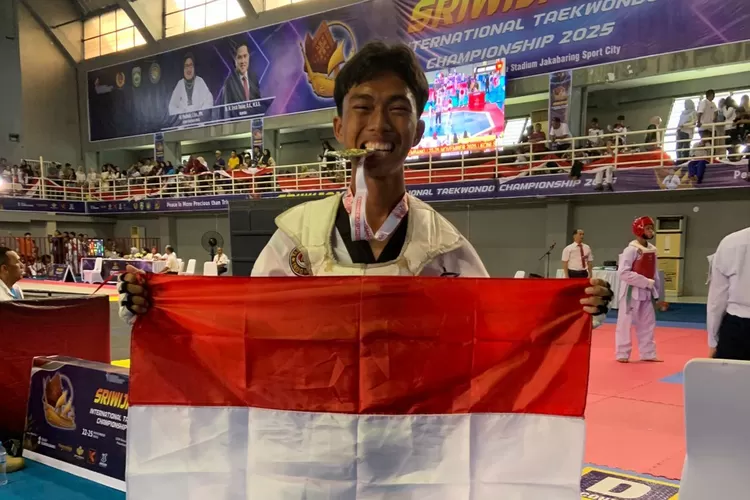 Siswa MAN 1 Bogor, Wira Sandy kelas XII.7, yang meraih medali emas dalam ajang bergengsi Sriwijaya International Taekwondo Championship 2025 yang digelar di Jakabaring Sport City, Palembang, Minggu (23/11). (DOKUMEN SEKOLAH)