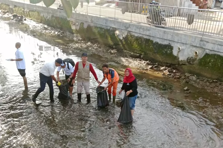 BEBERSIH : Kali Taman Secawan yang terletak di Jalan Salak Raya Kelurahan Depok Jaya, Kecamatan Pancoranmas, Kota Depok, bersama DLHK, Wamen LHK dan Lurah Depok Jaya, Herliana Maharani, Jumat (21/11). (ISTIMEWA)