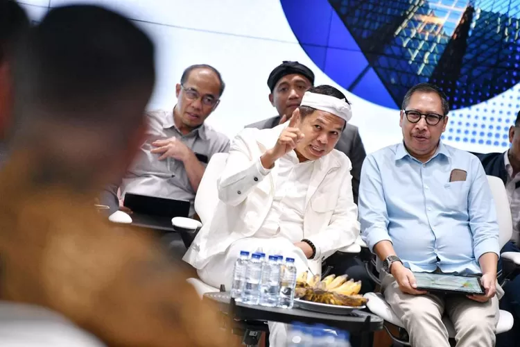 Gubernur Jawa Barat mendampingi Presiden Prabowo saat peluncuran Program Digitalisasi Pembelajaran untuk Indonesia Cerdas di SMP Negeri 4 Kota Bekasi, pada Senin, (17/11/2025). (Jabarprov.go.id)
