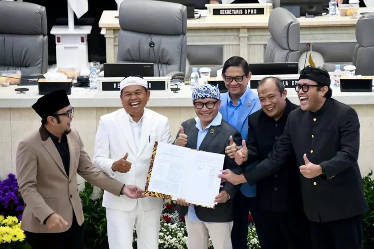 Gubernur Jawa Barat, Dedi Mulyadi bersama DPRD Jabar saat resmi menyetujui Rancangan Peraturan Daerah (Raperda) tentang APBD untuk anggaran 2026 (jabarprov.go.id)