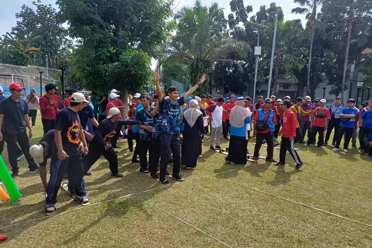 Kemeriahan kegiatan perlombaan antar guru yang dilaksanakan MKKS SMPN Kota Depok, di Alun-Alun Kota Depok.  (ANDIKA EKA/RADAR DEPOK)
