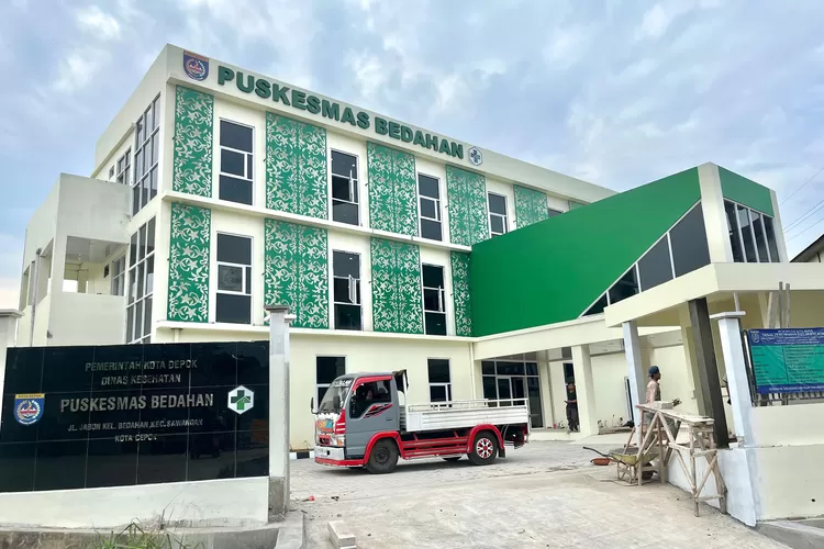 Pembangunan Puskesmas Bedahan yang berlokasi di Jalan Jabon RT4/15, Kelurahan Bedahan, Kecamatan Sawangan, Kota Depok telah memasuki 85 persen pengerjaan, Rabu (26/11). (RISKY DWI LESTARI/RADAR DEPOK)