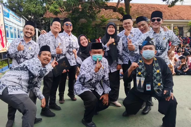 Raut wajah gembira guru saat perayaan HGN di SMPN 19 Depok, yang terletak di jalan Lely Raya, Kelurahan Depok Jaya, Kecamatan Pancoranmas.  (ANDIKA EKA/RADAR DEPOK)