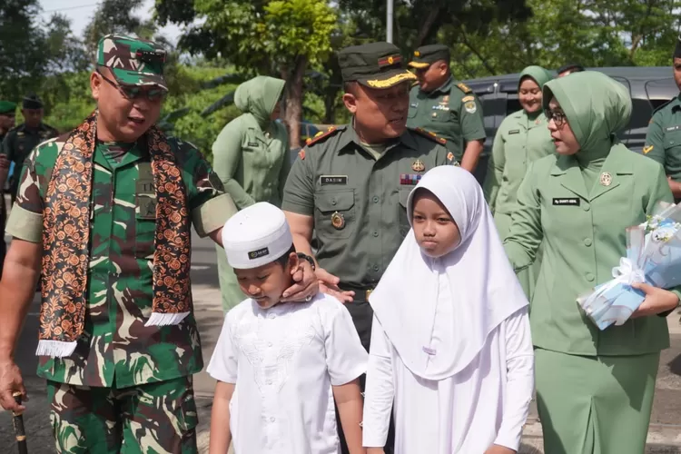 Danramil 06/Cimanggis, Mayor Inf Dasim (tengah) mendapat kunjungan dari Dandim 0508/Depok, Kolonel Inf Triano Iqbal (kiri) bersama Ketua Persit Kodim 0508, Shanti Triano Iqbal (kanan), Rabu (26/11). (AGNESYA WIANDA/RADAR DEPOK)