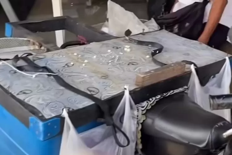 Pedagang tahu yang tertabrak pengendara motor di Jalan Kemiri Raya Kelurahan Bojongsari, Kecamatan Bojongsari, Kota Depok, Selasa (25/11). (TANGKAPAN LAYAR)