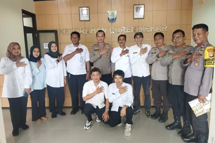 Kapolsek Bojongsari, Kompol Fauzan Thohari bersama Aparatur Kelurahan Duren Mekar, Kecamatan Bojongsari menggelar Ngopi Kamtibmas di aula Kantor Kelurahan, Rabu (26/11). (RISKY DWI LESTARI/RADAR DEPOK)