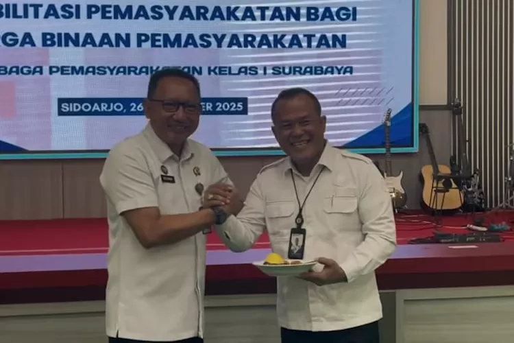 Kepala Lapas Surabaya, Sohibur Rachman (kiri), saat penutupan Program Rehabilitasi Pemasyarakatan Tahun 2025, Rabu (26/11). (Lapas Surabaya)