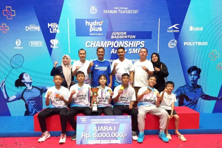 Foto bersama usai menerima gelar juara dalam ajang Kejuaraan Bulutangkis Beregu Antar SMP HydroPlus Badminton Championships 2025. (DOKUMEN SEKOLAH)