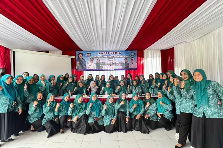 Lurah Cipayungjaya, Susniawati bersama Ketua TP PKK Kota Depok, Siti Barkah Hasanah melaksanakan Rapat Kerja TP PKK Kelurahan Cipayungjaya, Kecamatan Cipayung, Kota Depok, Kamis (27/11). (AGNESYA WIANDA/RADAR DEPOK)