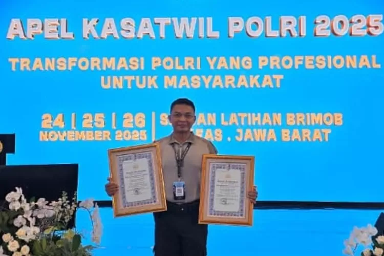 Kapolres Metro Depok, Kombes Abdul Waras, secara simbolis menerima dua penghargaan tingkat nasional, Senin (24/11). ( Polres Metro Depok)