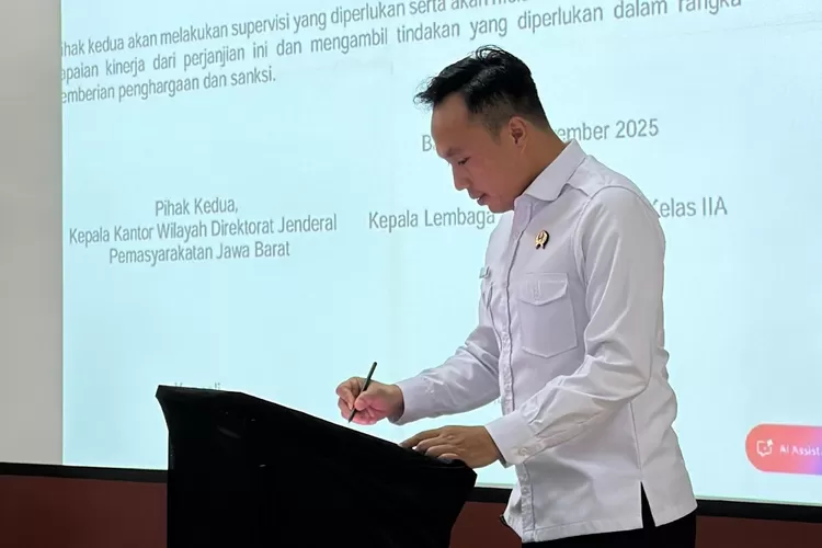 Kepala Lapas Cibinong, Wisnu Hani Putranto mengikuti kegiatan Penandatanganan Perjanjian Kinerja Tahun 2025 pada Satuan Kerja Pemasyarakatan, di lingkungan Kantor Wilayah Direktorat Jenderal Pemasyarakatan Jawa Barat, Rabu (26/11). (Lapas Cibinong)