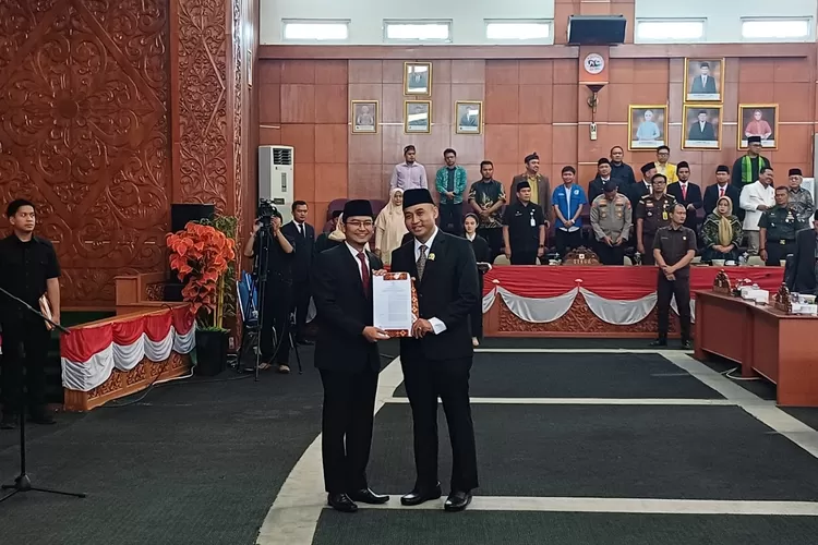 Pengucapan sumpah/janji PAW sisa masa jabatan 2024&ndash;2029 Dindin Saprudin, di Ruang Rapat Paripurna DPRD Kota Depok, kawasan Grand Depok City (GDC), Kamis (27/11).  (ANDIKA EKA/RADAR DEPOK)