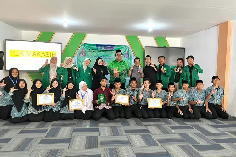 PENGABDIAN : Prosesi Universitas Islam Depok, Prodi Manajemen Pendidikan Islam (MPI) pada kegiatan pengabdian kepada masyarakat di SMK Daarul Shafa Depok, Kelurahan Pondok Petir, Kecamatan Bojongsari, Kamis (27/11).  (RISKY DWI LESTARI/RADAR DEPOK)