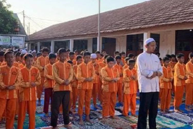 Pelaksanan Salat dhuha berjamaah rutin yang dilakukan SDN Pancoranmas 3.&nbsp; (DOKUMEN SEKOLAH)