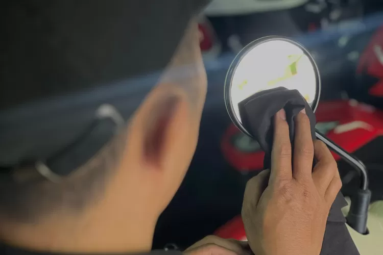 Peran penting kaca spion sepeda motor untuk keselamatan berkendara