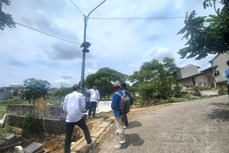 Kasi Ekbang Kelurahan Pancoranmas, Agus Setianto bersama Ketua Pokmas memonitoring pelaksanaan proyek Penerangan Jalan Umum di Jalan Makam RT3/10 Kelurahan Pancoranmas, Kecamatan Pancoranmas, beberapa waktu lalu.  (RISKY DWI LESTARI/RADAR DEPOK)